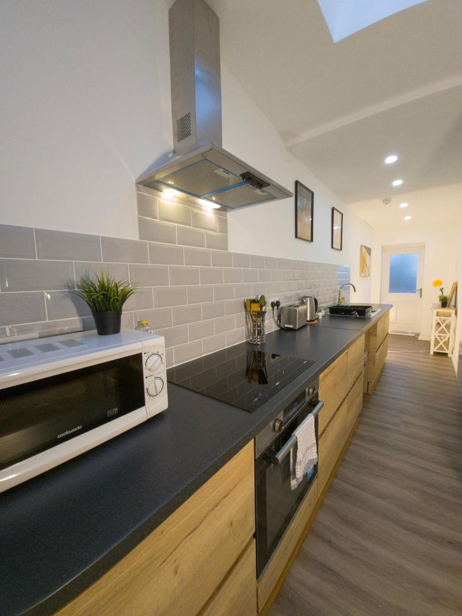 Plenty Of Parking Available; 3 Bedroom Apartment By Property Promise Cardiff Exterior photo