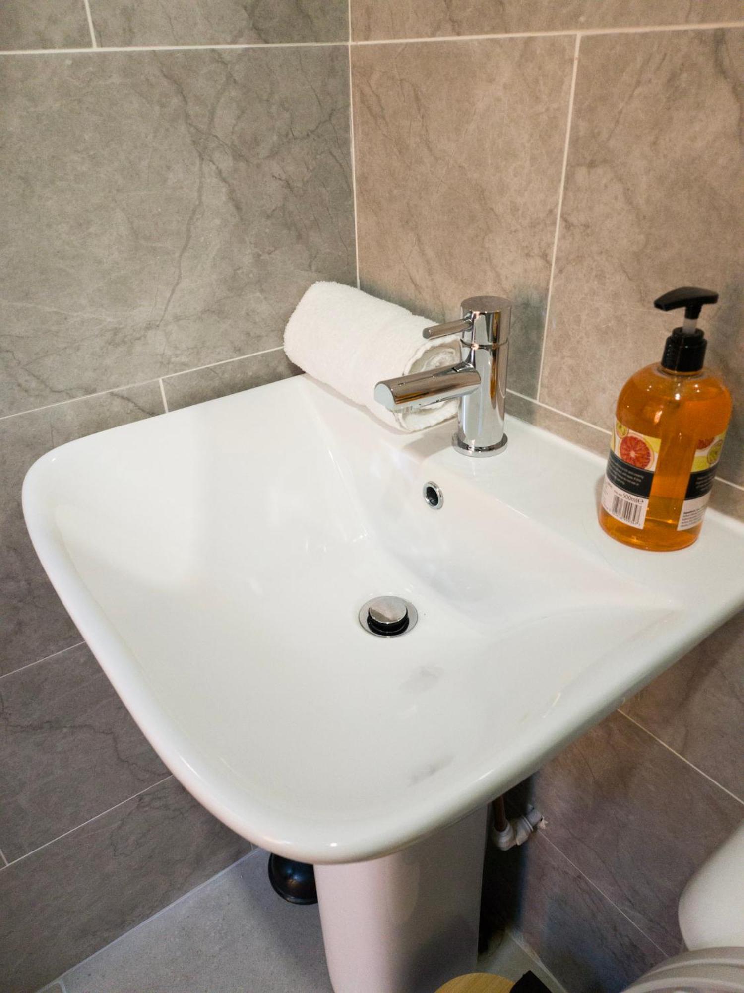 Plenty Of Parking Available; 3 Bedroom Apartment By Property Promise Cardiff Exterior photo