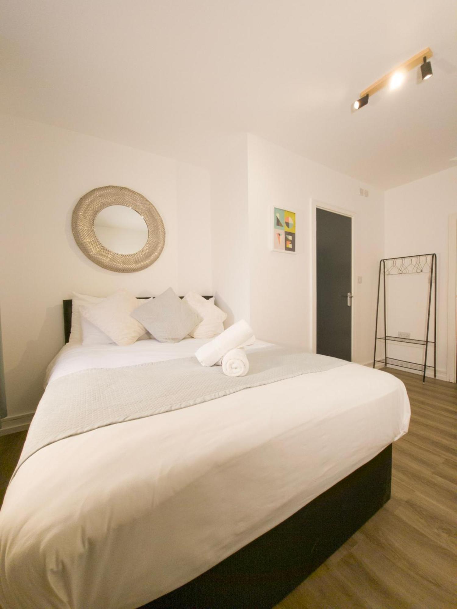 Plenty Of Parking Available; 3 Bedroom Apartment By Property Promise Cardiff Exterior photo